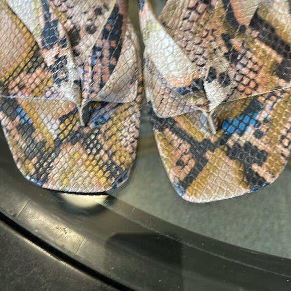 Sandles Vince camuto snake pattern multi color 3” heel - Picture 3 of 5